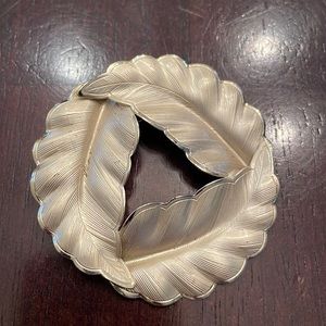 Vintage gold toned Leaves wreath Brooch.